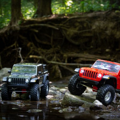 Axial 1/10 SCX10 III Jeep JT Gladiator Rock Crawler with Portals RTR, Red